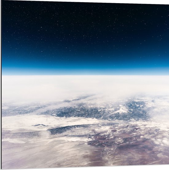 WallClassics - Dibond - Uitzicht over de Aarde in de Ruimte - 80x80 cm Foto op Aluminium (Met Ophangsysteem)