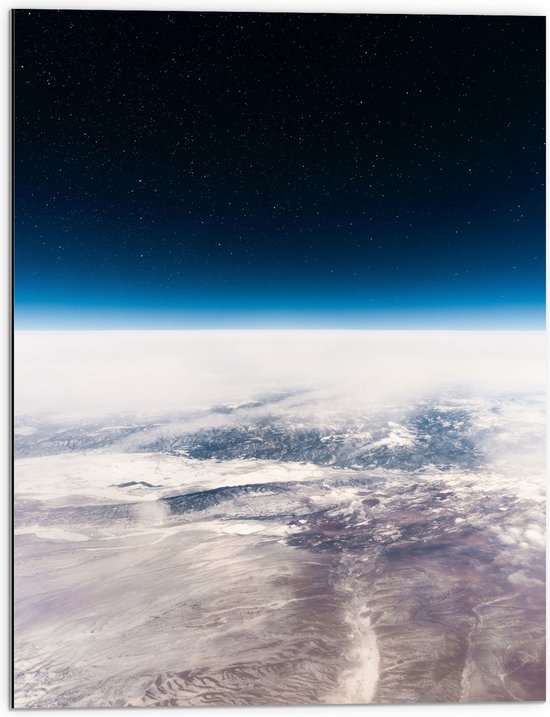 WallClassics - Dibond - Uitzicht over de Aarde in de Ruimte - 60x80 cm Foto op Aluminium (Met Ophangsysteem)