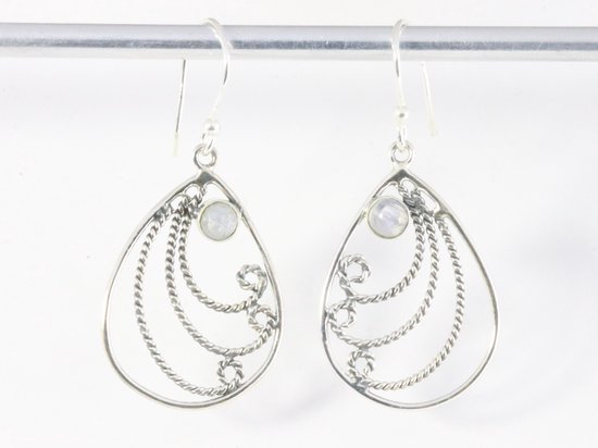Boucles d'oreilles fines ajourées en filigrane d'argent avec pierre de lune arc-en-ciel