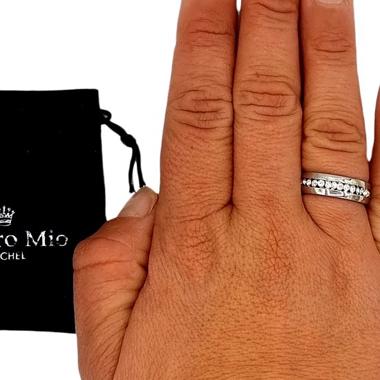 Ring met zirkonia stenen op een hand.