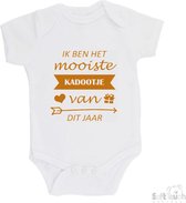 Barboteuse Soft Touch " Je suis le plus beau cadeau de cette année " Unisexe Katoen Wit/ havane Taille 56/62