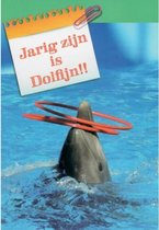 Jarig zijn is dolfijn! Een grappige kaart met een dolfijn in het water die een show geeft en kunstjes doet met ringen! Een leuke kaart om zo te geven of om bij een cadeau te voegen. Een dubbele wenskaart inclusief envelop en in folie verpakt.