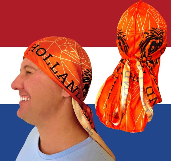 Oranje bandana met de tekst HOLLAND en een leeuwenkop. Gedragen door een man met een blauw shirt.
