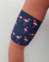 Lycra band blauw met roze flamingo's van 27/28 cm ter bescherming van de Omnipod of sensor ivm diabetes, geschikt om mee te zwemmen. Beschermt de sensor zoals de freestyle libre of de omnipod
