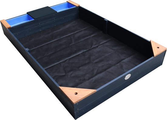 Donkergrijze zandbak met houten verstevigingen en twee blauwe waterbakken.