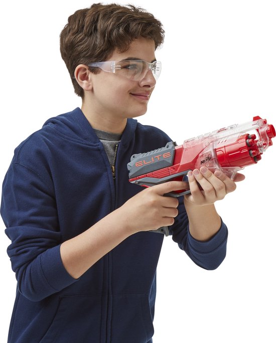 Jongen met veiligheidsbril draagt een blauwe hoodie en houdt een rode en transparante NERF Elite Disruptor vast.
