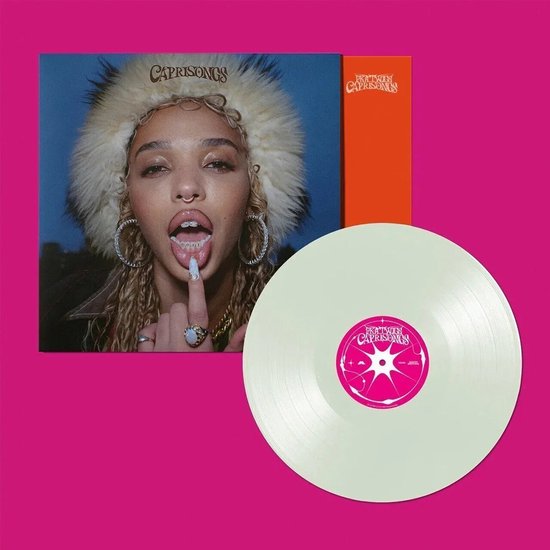 Disque vinyle avec la pochette d'album de FKA Twigs montrant une femme avec un bonnet en fourrure blanche et des bijoux de dents. Le disque est vert pâle.