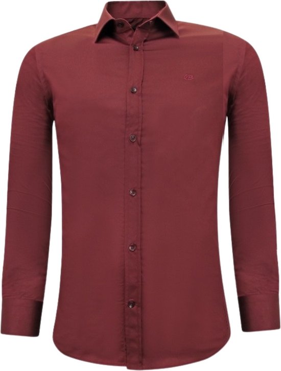 Chemise bordeaux en satin, coupe ajustée, avec logo sur la poitrine. Fermeture boutonnée.