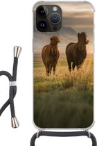 Geschikt voorApple Iphone 14 Pro Max - Crossbody Case - Paarden - Lucht - Gras - Siliconen - Crossbody - Backcover met Koord - Telefoonhoesje met koord - Hoesje met touw