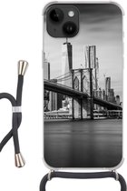 Geschikt voorApple Iphone 14 - Crossbody Case - Architectuur - New York - Brooklyn Bridge - Water - Zwart wit - Siliconen - Crossbody - Backcover met Koord - Telefoonhoesje met koord - Hoesje met touw