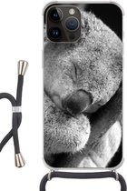 Geschikt voorApple Iphone 14 Pro Max - Crossbody Case - Slapende koala op zwarte achtergrond in zwart-wit - Siliconen - Crossbody - Backcover met Koord - Telefoonhoesje met koord - Hoesje met touw