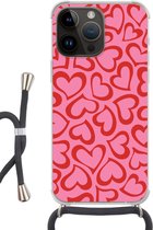 Geschikt voorApple Iphone 14 Pro - Crossbody Case - Een illustratie van behang met rode hartjes - Siliconen - Crossbody - Backcover met Koord - Telefoonhoesje met koord - Hoesje met touw