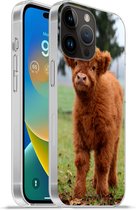 Geschikt voorApple Iphone 14 Pro Max hoesje - Schotse Hooglander - Kalf - Gras - Siliconen Telefoonhoesje