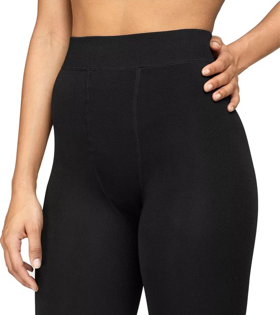 Close-up van de heup en taille van een zwarte legging.