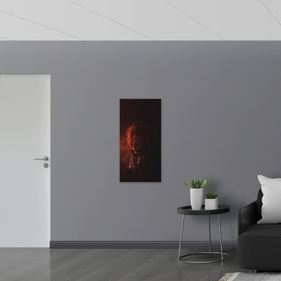 WallClassics - Poster (Matte) - Lion dans la nuit - 50x100 cm Photo sur Papier Poster d'aspect Mat
