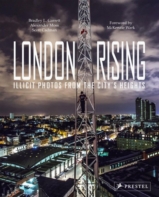 Boekomslag van 'London Rising', met een man die klimt in een zendmast boven de stad.