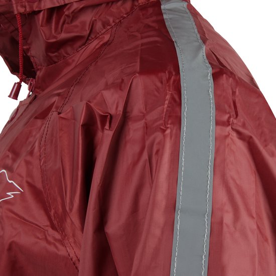 Detail van een rode regenjas met capuchon en reflecterende band.
