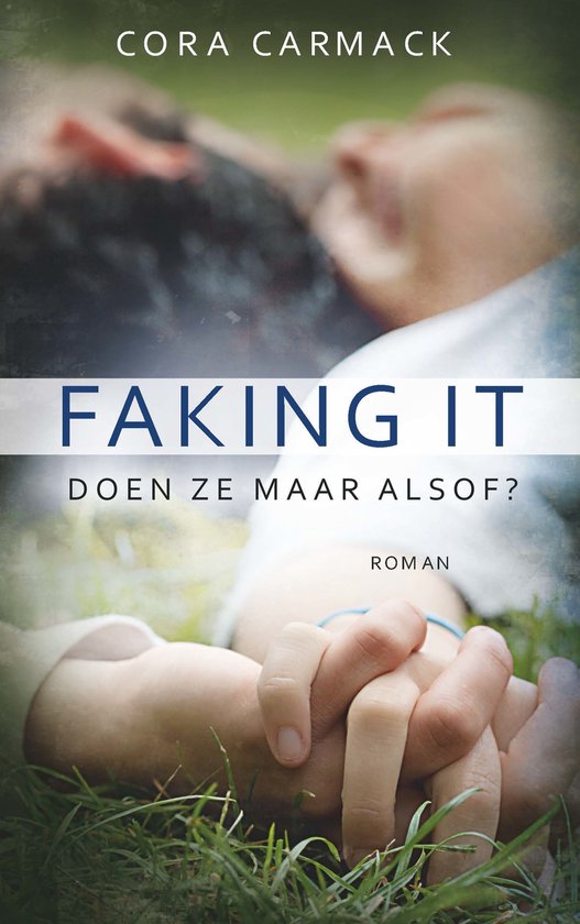 Boekomslag met de tekst 'Faking It - Doen ze maar alsof?' met een wazige afbeelding van twee personen die elkaars handen vasthouden in het gras.