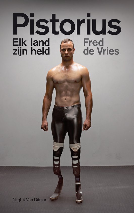 Een man met protheses staat in het midden van de foto met de tekst "Pistorius" erboven.