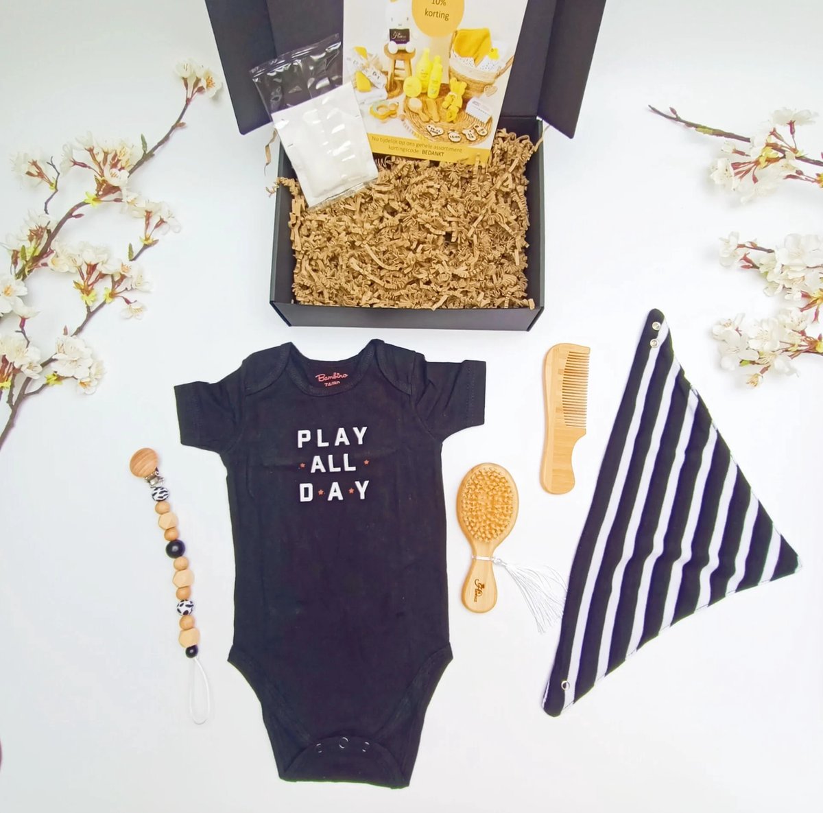 Goedkoopste Kraamcadeaus - Genderneutraal cadeau - Gepersonaliseerd cadeau - Kam en borstel - Geboortecadeau - Rompertje - Graveren met naam - Borduren met naam - Hawsaz.nl Cadeau- babysets - Speenkoord - Baby kleding - Zwitsal - Babycadeau - Luxe cadeau