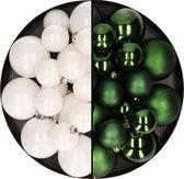Kerstversiering kunststof kerstballen kleuren mix winter wit/donkergroen 6-8-10 cm pakket van 44x stuks