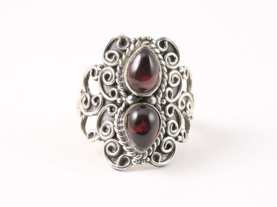 Bewerkte zilveren ring met granaat - maat 18
