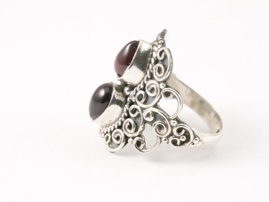 Bewerkte zilveren ring met granaat - maat 18