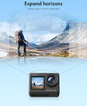 Een wandelaar met rugzak en stokken in een berglandschap, met een actiecamera die 4K filmt.