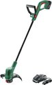 Groene en zwarte Bosch grastrimmer met rode accu en oplader op witte achtergrond.