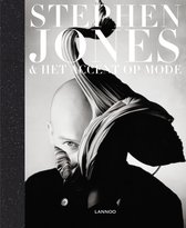 Zwart-wit cover van het boek 'Stephen Jones & Het Accent Op Mode'. Een kaalgeschoren man kijkt intens, met een gestreept, geplooid textiel voor zijn gezicht.