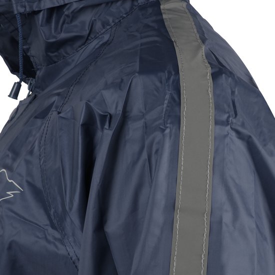 Detail van de schouder en capuchon van een donkerblauwe regenjas met reflecterende streep.