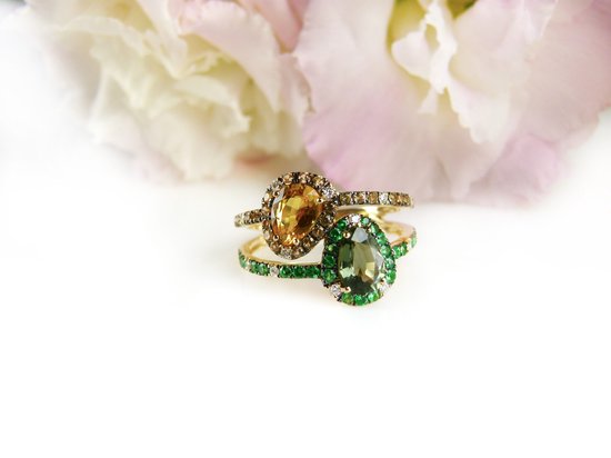 Ring en or jaune sertie de saphir vert, saphir jaune et diamant