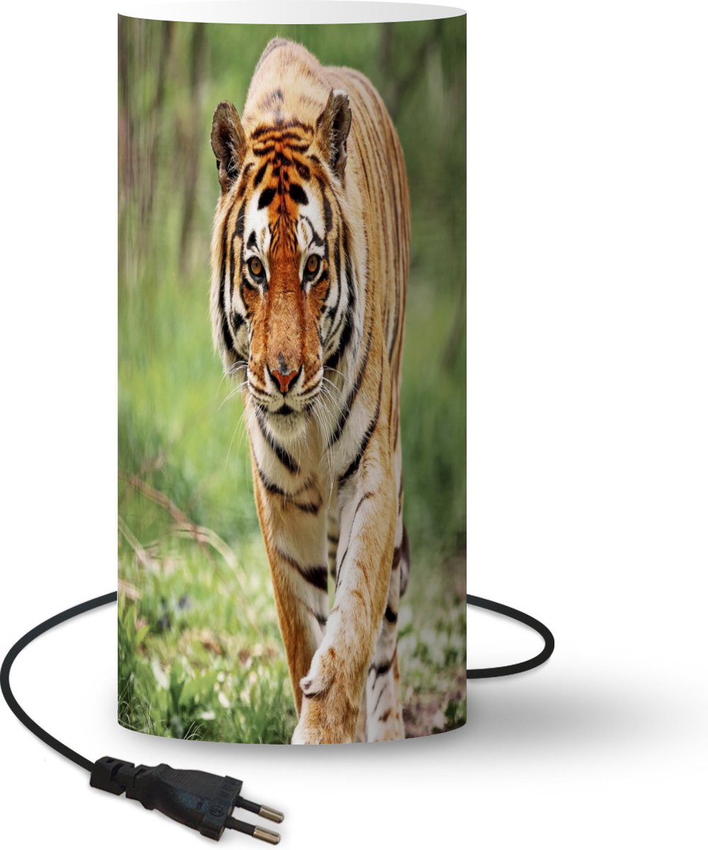 Lamp - Nachtlampje - Tafellamp slaapkamer - Tijger - Bos - Lopen - 33 cm hoog - Ø15.9 cm - Inclusief LED lamp