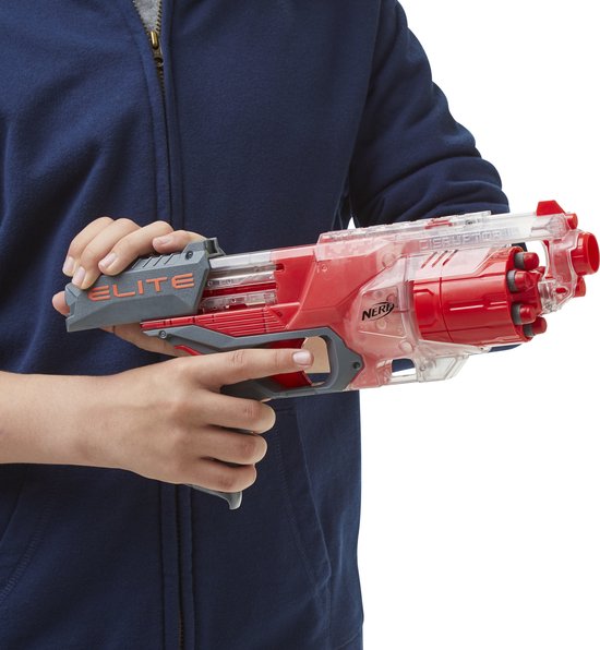 Handen van een jongen met blauwe hoodie houden een rode en transparante NERF Elite Disruptor vast.