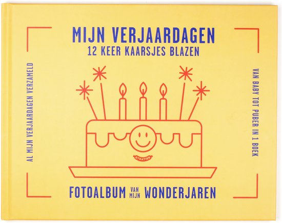 De voorkant van een geel boek met de titel "MIJN VERJAARDAGEN 12 KEER KAARSJES BLAZEN". Het heeft een rode tekening van een taart met kaarsen.