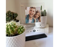 SpotiFrame - Spotify Plexi Glasplaat inclusief standaard - 30x20cm - Gepersonaliseerd met foto en tekst