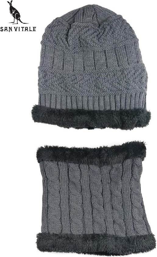 Donkergrijze gebreide muts en col met zwarte fleece voering.