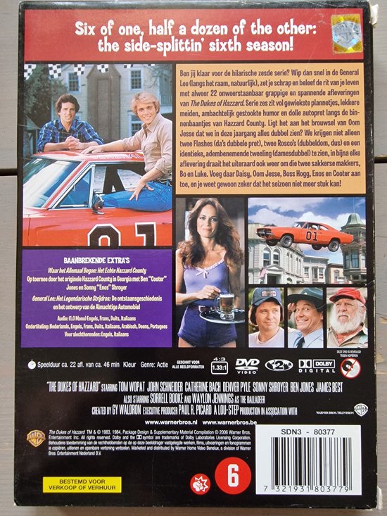 Achterkant van de dvd met tekst, twee mannen, een vrouw en een paar oudere mannen in een oranje auto. "Six of a kind: the side-splittin' sixth season!"