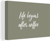 Canvas schilderij 180x120 cm - Wanddecoratie Quotes - Spreuken - Life begins after coffee - Koffie - Muurdecoratie woonkamer - Slaapkamer decoratie - Kamer accessoires - Schilderijen