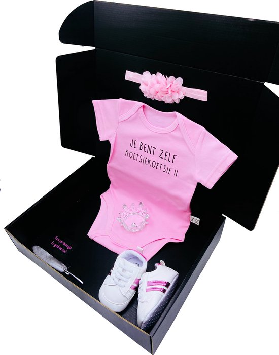 Kraamcadeau koetsiekoetsie - romper en sneakers - 2 maten leverbaar - babyshower - ook rechtstreeks te versturen van Koetsiekoetsie — afbeelding 4