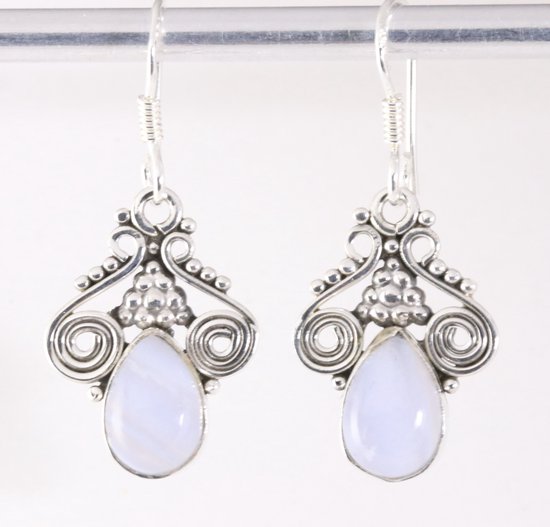 Opengewerkte zilveren oorbellen met blauwe lace agaat