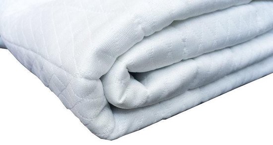 Witte gewatteerde matrashoes met rits en ruitpatroon. De hoes is gevouwen, wat de textuur toont.