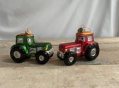 Crazy kerstballen  2 tractoren in rood en groen afmeting 9 x 5 x 7 cm