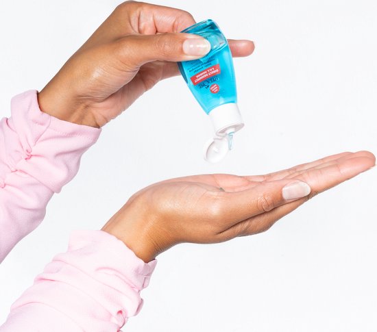 Hand die een flesje Herome Direct Desinfect S.O.S. Handgel boven de andere hand leegknijpt.