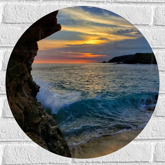 WallClassics - Muursticker Cirkel - Zonsondergang met Golven aan Zee - 50x50 cm Foto op Muursticker