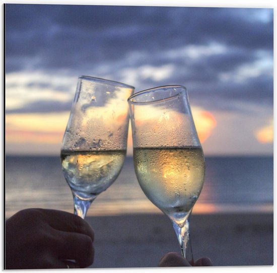 WallClassics - Dibond - Verres à Griller à la Mer - Photo 50x50 cm sur Aluminium (Avec Système d'accrochage)