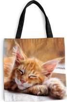 MuchoWow® Schoudertas - Strandtas - Big Shopper - Boodschappentas - Oranje Maine coon kat ligt in de vensterbank - 45x45 cm - Katoenen tas