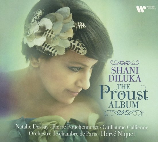 Albumhoes: Shani Diluka op 'The Proust Album'. Een vrouw met een veren hoofdtooi.