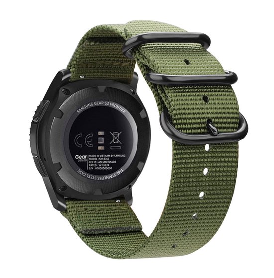 Bracelet de montre NATO vert en nylon sur un boîtier de montre Samsung Gear S3 Frontier noir.