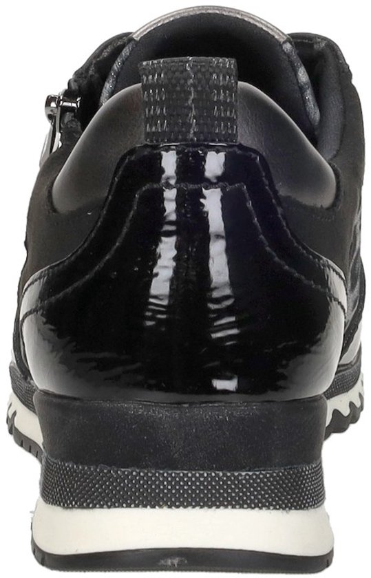 Achterkant van zwarte sneaker met glimmende lakleren hiel en textuur detail.